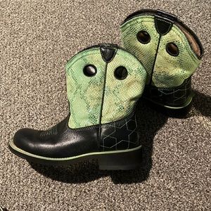 Ariat!! Size 7.5 B. Cool snake skin look.